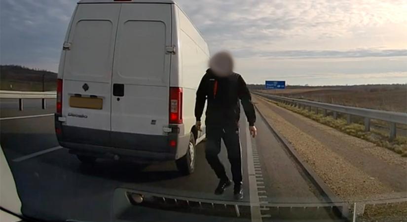 VIDEÓ: Le akarta lökni az útról, majd megállásra kényszerítette olvasónkat egy angol rendszámú furgon