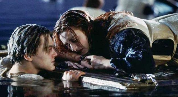 Jack a Titanic végén miért nem mászott fel Rose mellé az ajtóra? Itt a várva várt válasz!