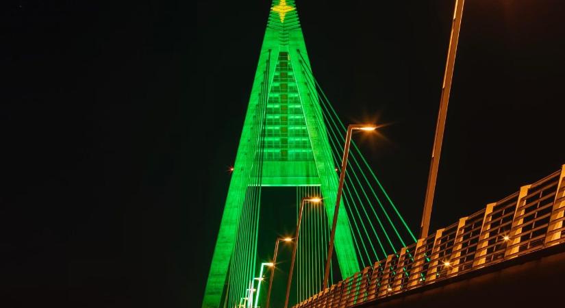 Így készült fényfestéses karácsonyfa a Megyeri hídból