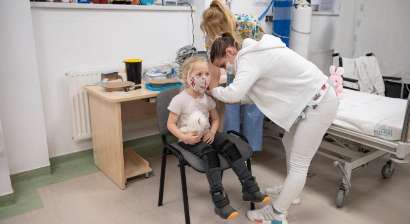 Pörög a gyerekek oltása itthon, egy hét alatt tízezrek kaptak vakcinát