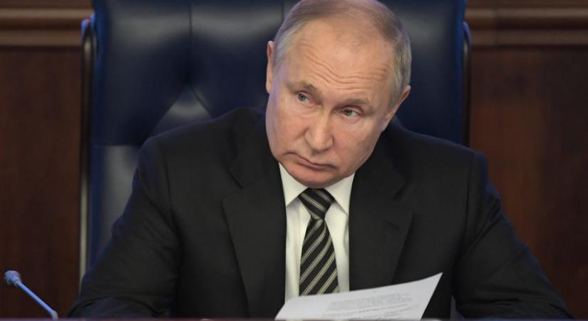 Putyin újságírók előtt vette védelmébe a Mikulást