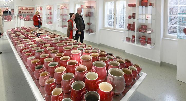 Tíz éve látogatható a rózsaszín Zsolnay-porcelánokból álló kiállítás Pécsen