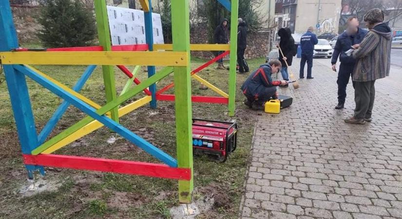 Kétfarkús pécsi buszmegálló: a pécsi városvezetés színes kalyibát emleget és arról beszél, mennyi buszvárót épített