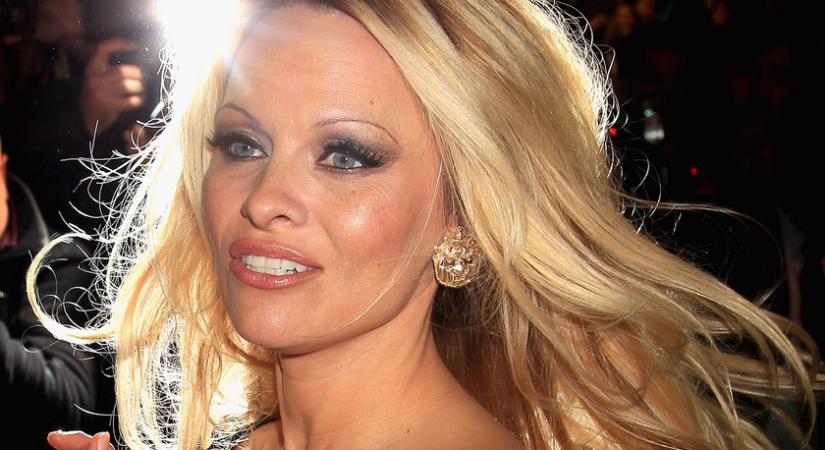 Pamela Anderson sminkben és anélkül: az 54 éves sztárt csak ritkán láthatjuk festetlen arccal