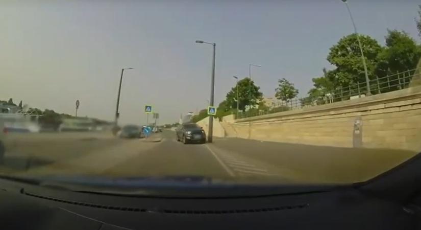 Forgalommal szemben hajtott át a zebrán egy budapesti autós - videó