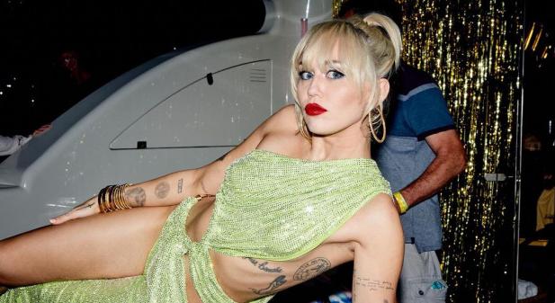 Videó - Miley Cyrus ruhabalesetet szenvedett: koncert közben pattant szét felsője