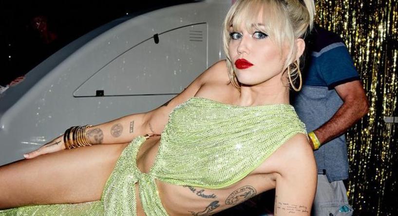 Hopp! Miley Cyrus falatnyi felsője élő adásban esett le