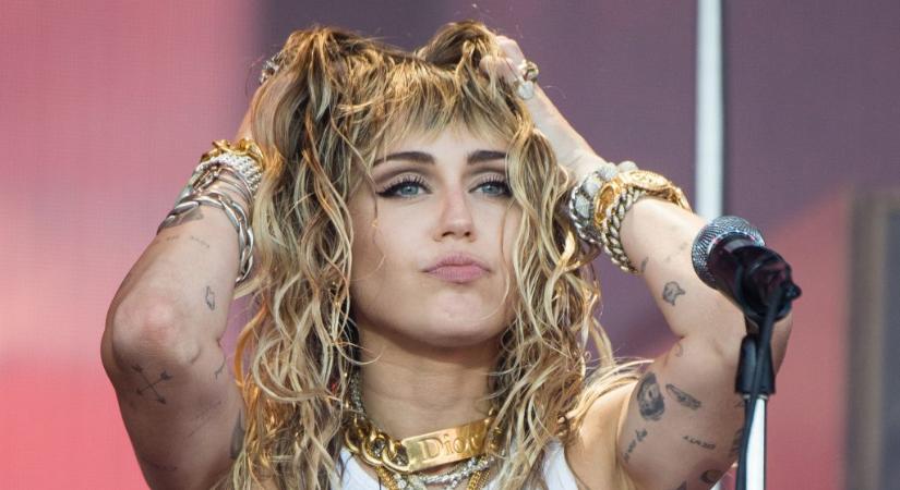 Hoppá: koncert közben esett le a felső Miley Cyrusról – videó