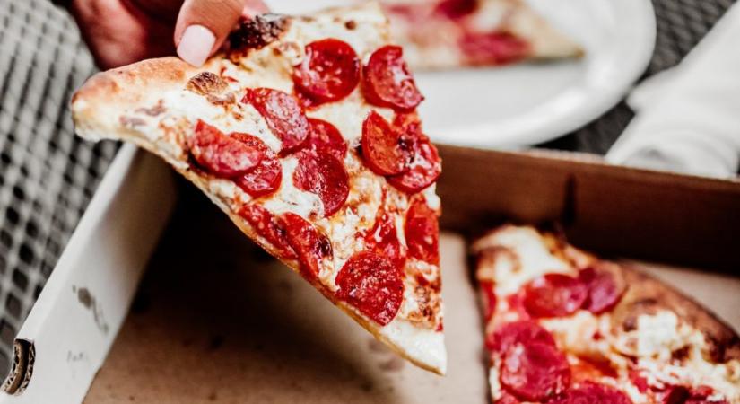 Így vágd fel a pizzát konyhai eszközök nélkül