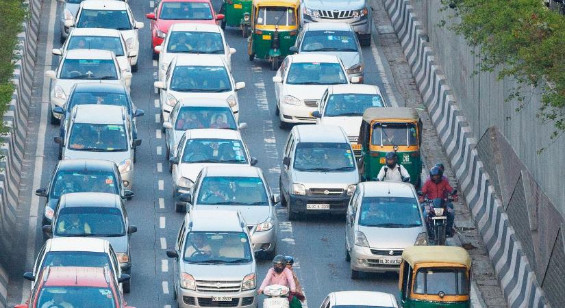 Új-Delhiben betiltották a tízévesnél idősebb dízel és a 15 évesnél öregebb benzines autókat