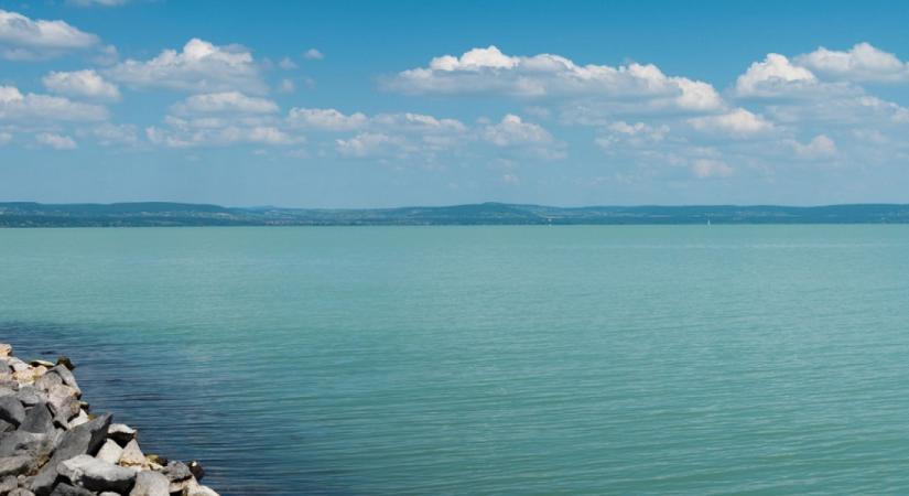 Varázslatos fotó: a Balatonról is láthatóvá váltak az Alpok hófödte hegycsúcsai