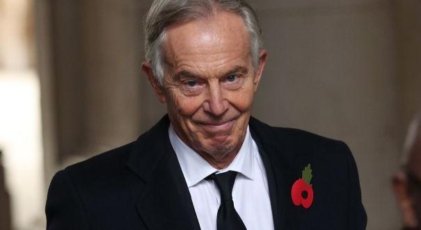 Tony Blair lovagi címének visszavonását követelik