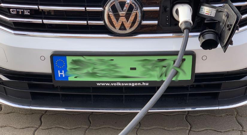 Furcsa döntés: nem parkolhatnak ingyen a hibrid autók Pécsen!