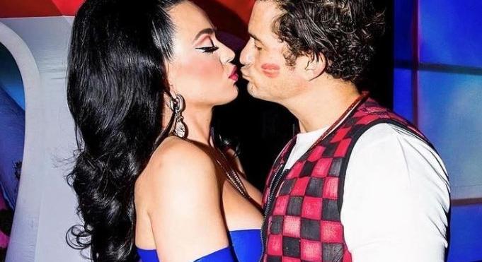 Cuppanós csókkal inditotta a 2022-es évet Katy Perry és Orlando Bloom