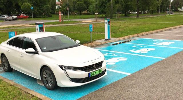 Pécs meglépte: csak a villanyautók parkolhatnak ingyen