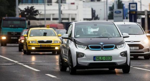 Pécsen vége az ingyenes parkolásnak számos zöld rendszámos autó esetében