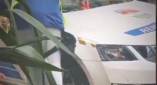 Íme a legbátrabb parkolóőr, aki mikuláscsomagot rakott egy rendőrautóra