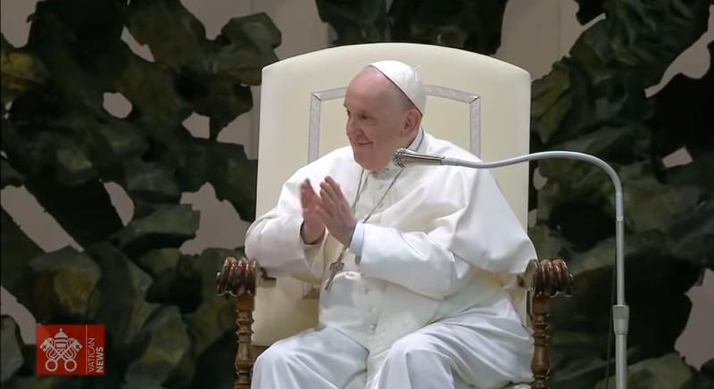 A Pápa egy videojáték boss fight zenéjére “bulizva” kezdte meg 2022-őt