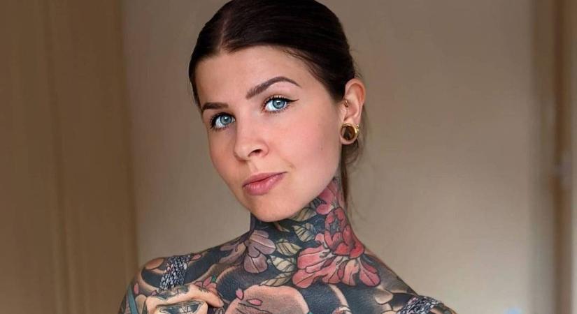 Ostromolják a férfiak a fiatal modellt, akinek teljes testét tetoválások fedik