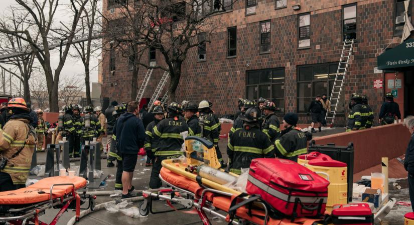Tűz ütött ki egy bronxi lakóházban, tizenkilencen meghaltak