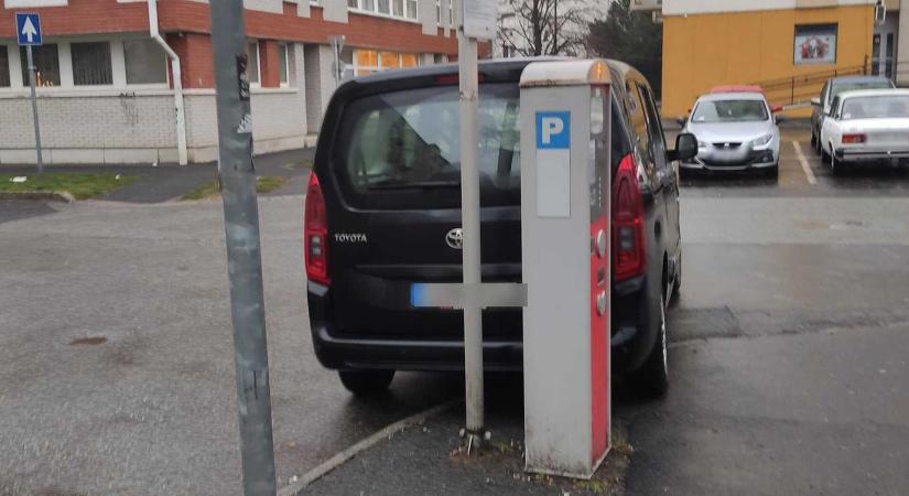 Szabálytalan és kreatív parkolások Szombathelyen: a leleményesség határtalan