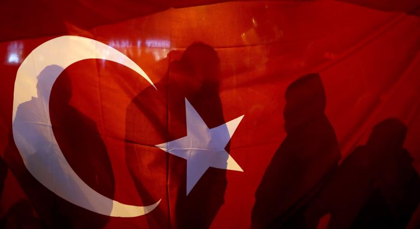 Tragédia: autóbalesetben meghalt a török válogatott futballsztár
