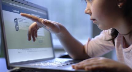 Amit a szülők tehetnek azért, hogy a gyerekük biztonságban legyen az online térben