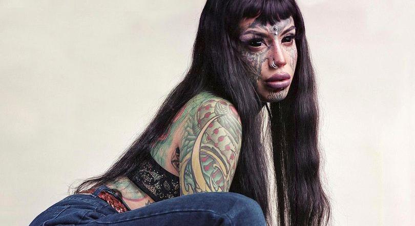 A szemgolyó tetoválástól megvakult modell nem bír leállni a tűvel
