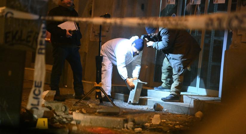 Kiszakadt az erkély korlátja a 13. kerületben, meghalt egy nő - drámai fotók a helyszínről