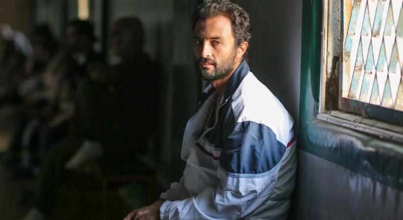 Aki ma önzetlen, az minimum gyanús – Megnéztük az Oscar-díjas iráni rendező Egy hős című filmjét