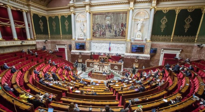 Elfogadta a szenátus Macron oltásiigazolvány-tervezetét