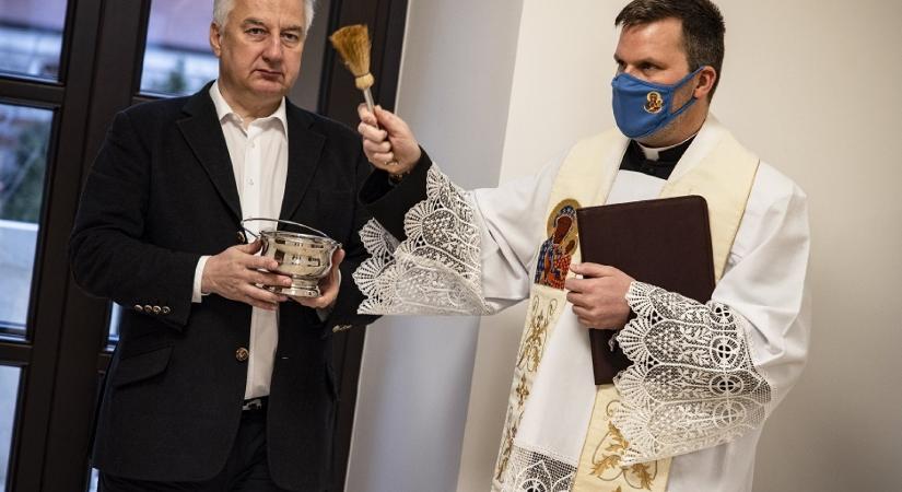 Az Orbán irodáját megszentelő pap alapítványa évente 5-10 milliót kap
