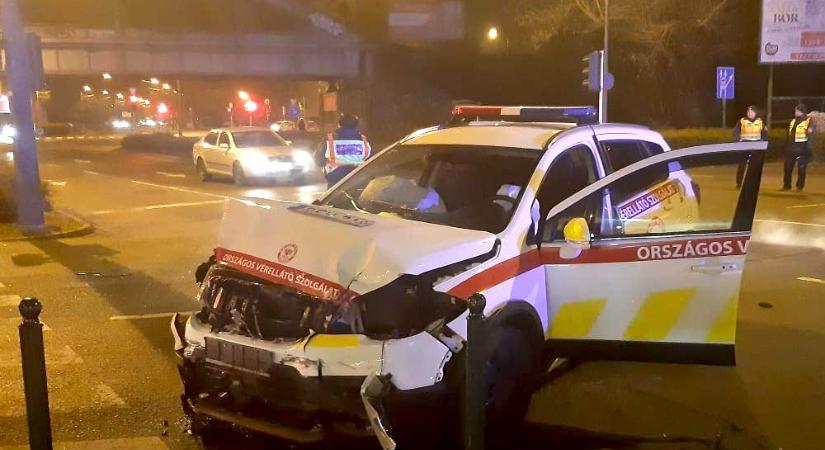 Drámai baleset: Szirénázó vérszállító autó karambolozott egy ételfutárral, sokkot kapott a sofőr