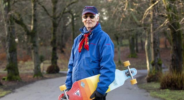 A kor nem akadály: 82 évesen tanult meg gördeszkázni a menő nagypapa