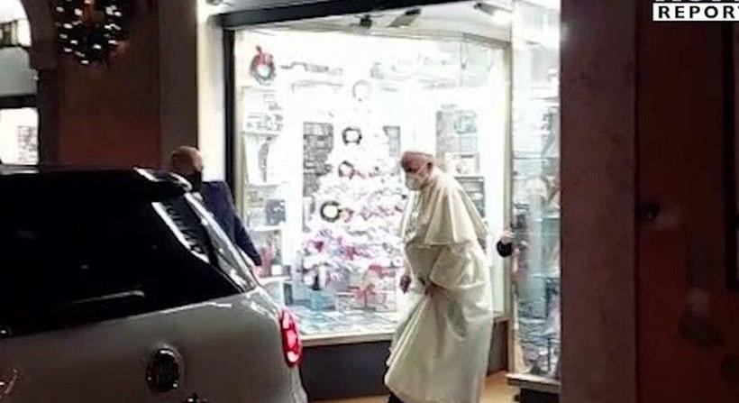 Mit keresett Ferenc pápa a CD-boltban?