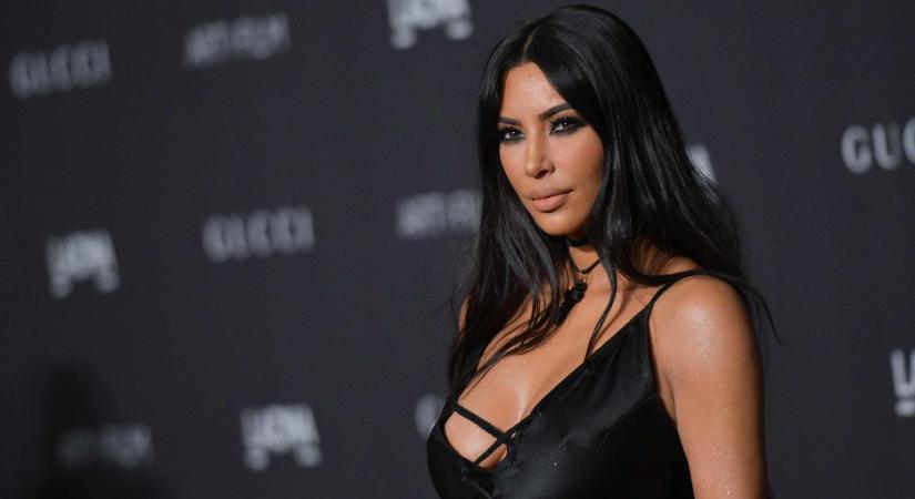 Félrevezető posztok miatt perelték be Kim Kardashiant