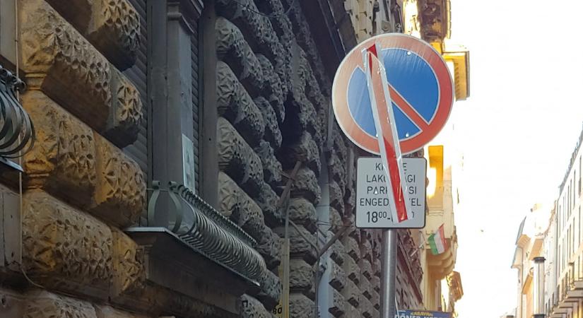 Piros ragasztócsíkkal áthúzott várakozni tilos táblát tettek ki a járdára a budapesti Kazinczy utcában