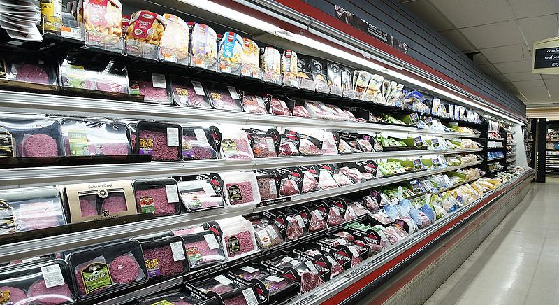 Elemzők: egész évben maradhatnak a húsbavágó árak