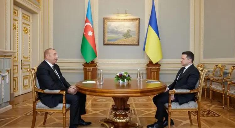Oroszországot elkerülő közlekedési folyosóról tárgyalt Zelenszkij az azeri elnökkel Kijevben