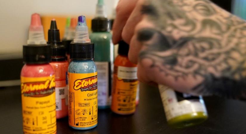 Az EU országaiban betiltották a színes tetoválást