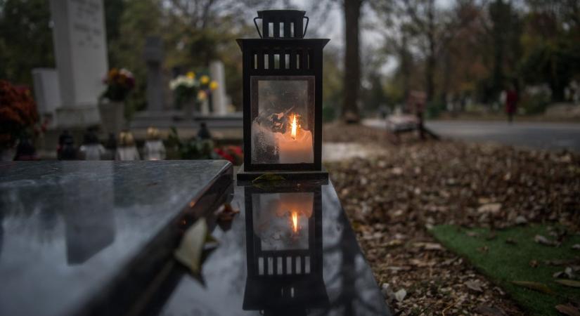 Eltűnt a temetkezési dolgozó, hozzátartozó segített helyére emelni a sír fedlapját