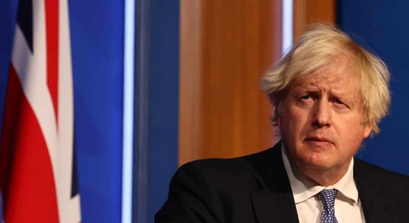 Boris Johnson bocsánatot kért a királynőtől a korlátozások alatti éjszakai bulijáért