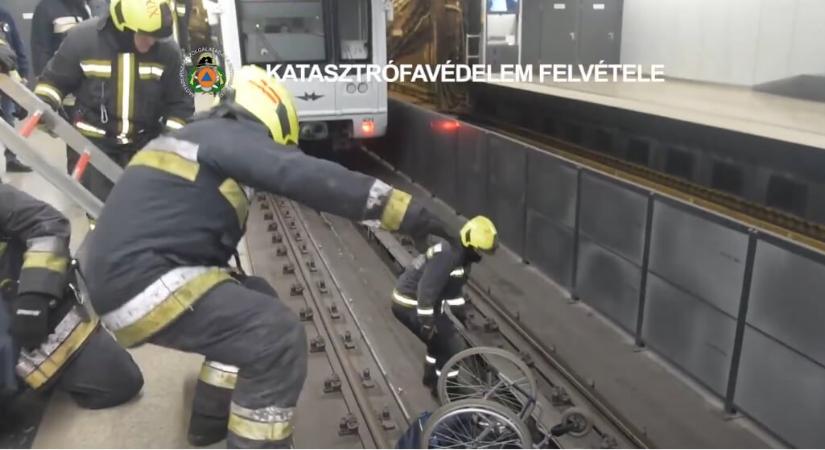 Videón a metrósínek közé esett kerekesszékes mentése, súlyosan megsérült