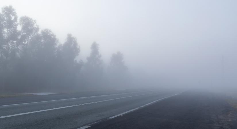 Autósok, figyelem! Sűrű köd lepi el a fél országot, jobb lesz vigyázni