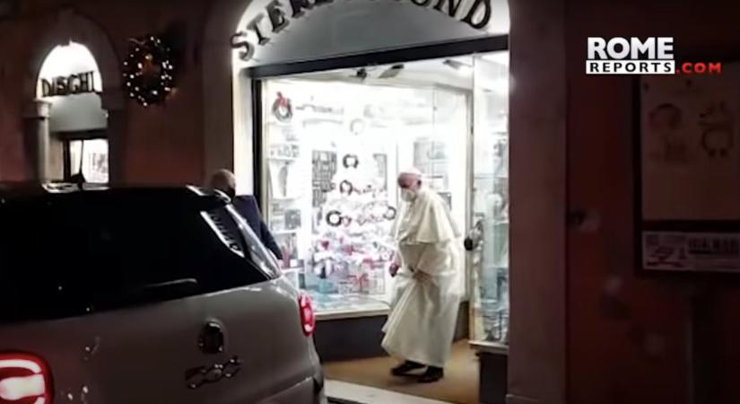 Levélben gratulált Ferenc pápa a riporternek, aki levideózta a titkos látogatását a római lemezboltban