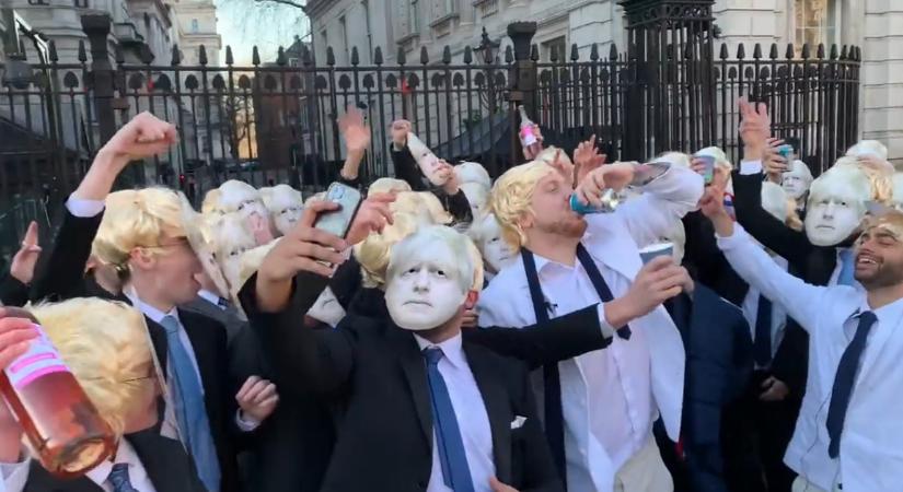 Boris Johnsonnak öltözve bulizott egy kisebb tömeg a Downing Street kapujában