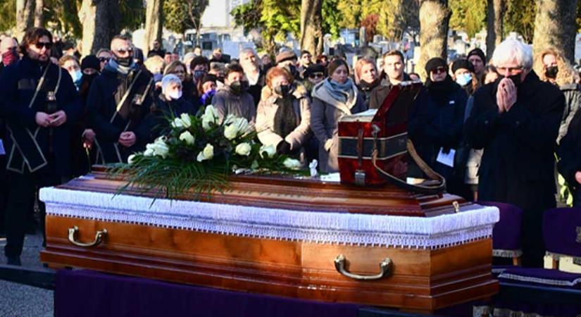Elkezdődött Babicsek Bernát temetése Solymáron, tömegek búcsúznak a tragikus körülmények közt meghalt színésztől
