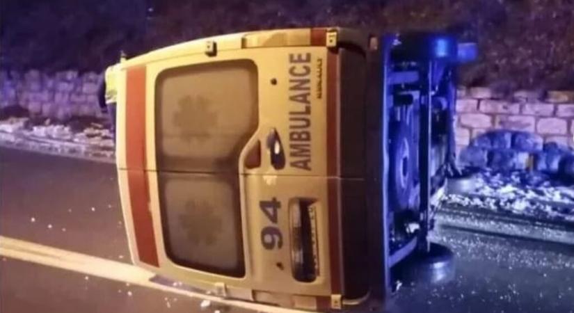 A kimerültségtől aludt el a mentőautó sofőrje