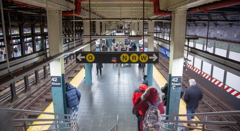 A metró alá löktek egy nőt New Yorkban