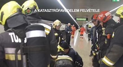 Kritikus állapotban van a metró alá esett kerekesszékes férfi